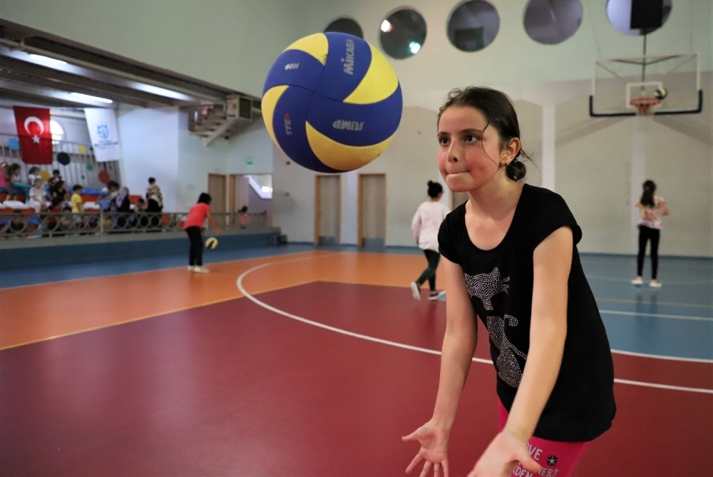 Geleceğin voleybolcuları yetişiyor 