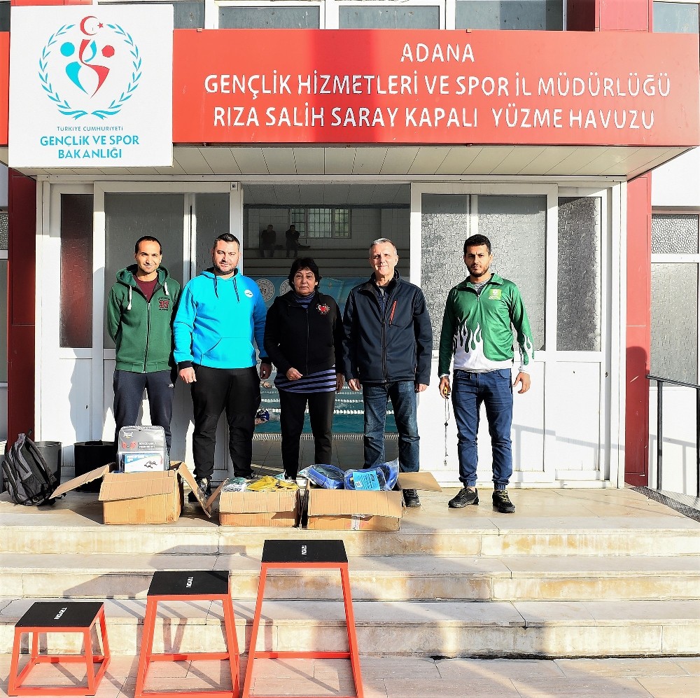 Geleceğin yüzücülerine ekipman desteği 