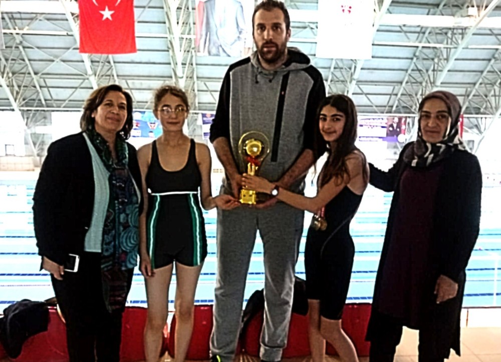 Geleceğin yüzücüsü Eremsu Cansever’den 3 altın 