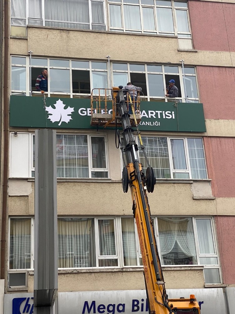Gelecek Partisi’nin tabelası takıldı 