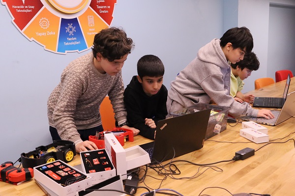Gelecek pırıl pırıl yetişiyor! Çocuklar yerli imkanla otonom araç üretti