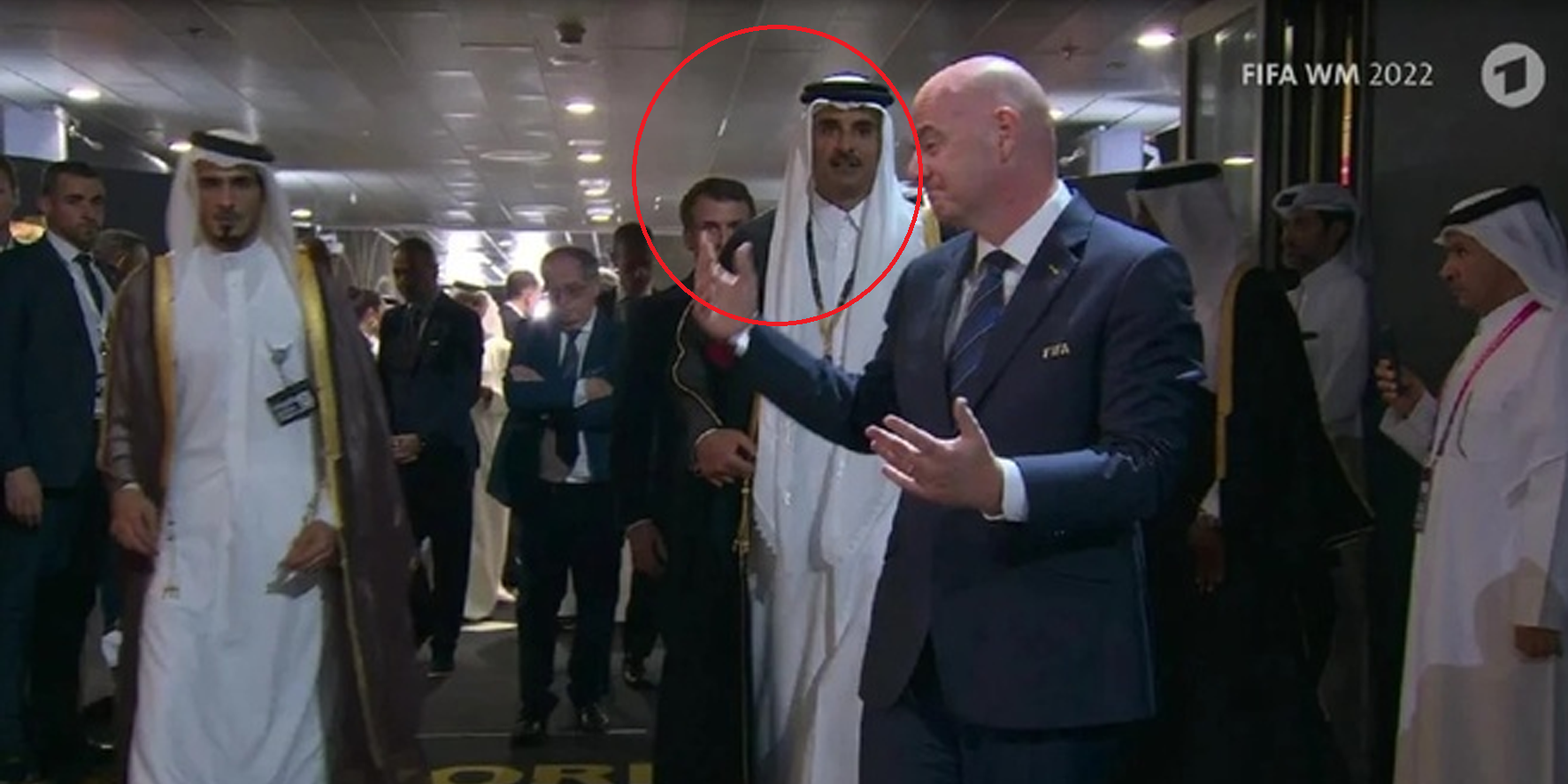 Gelen giden şamarlıyor: Katar Emiri, Macron'un önünde yürümesine...