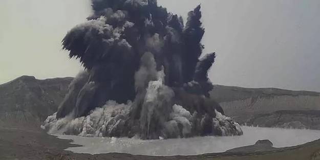 Gelen görüntü şoke etti! Alarm verildi, binlerce kişi kaçıyor
