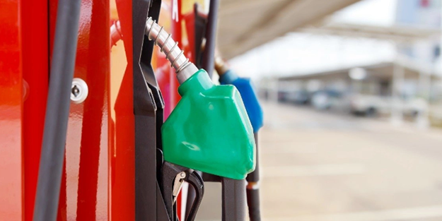 Gelen son zamlar herkesi üzmüştü! Araç sahiplerini sevindirmeyen akaryakıt indirimi geldi