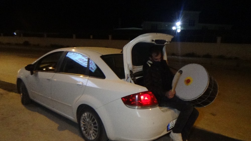 Geleneği sürdürmek için otomobilin bagajında davul çalıyorlar 