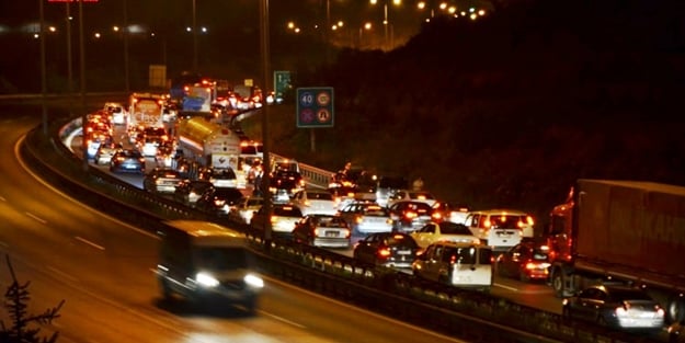Geleneksel Bayram çilesi! Trafik durma noktasına geldi