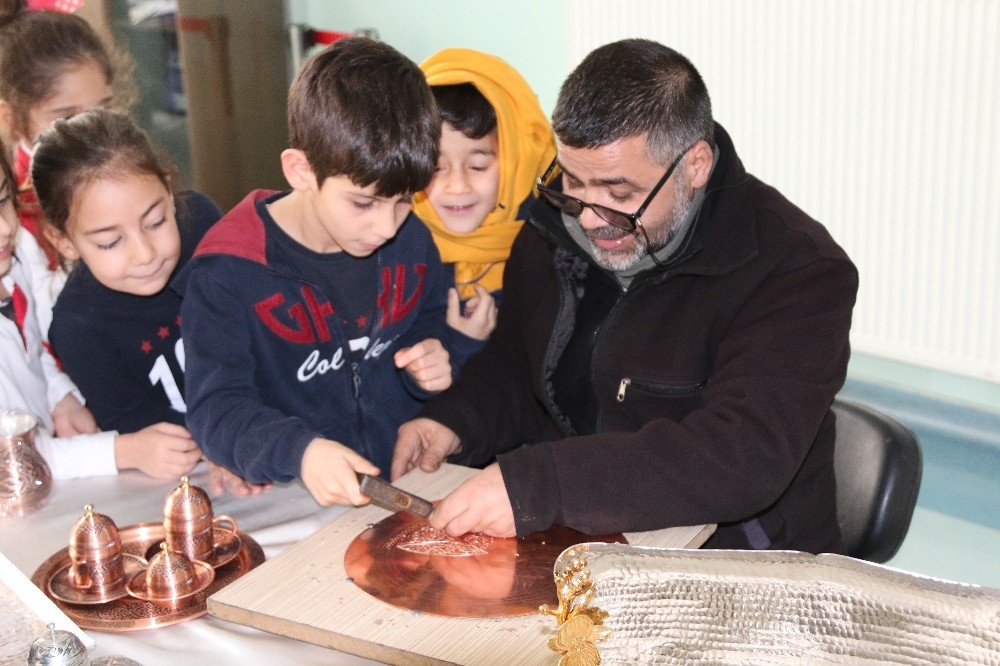 Geleneksel el sanatları ustaları GKV’de öğrencilerle buluştu 