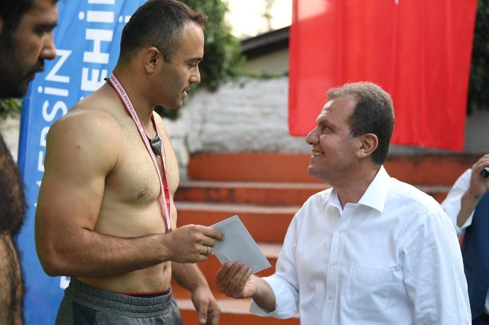 Geleneksel karakucak güreşlerinin son durağı Gözne oldu 
