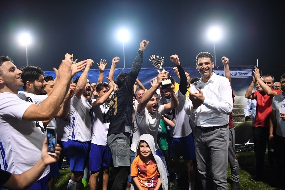 Geleneksel turnuvanın finalinde kupayı Başkan Kocaman verdi 