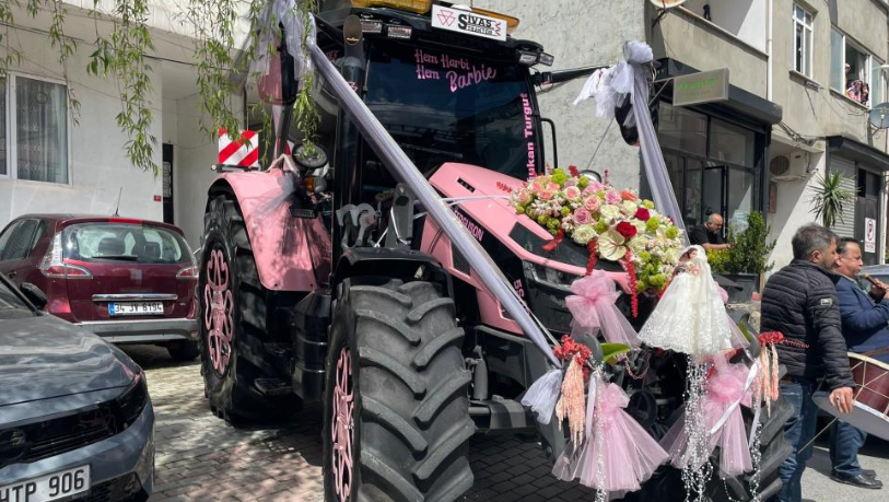 Gelin almaya pembe traktörle gitti! Sosyal medyada gündem oldu