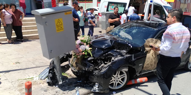 Gelin arabasına binen gelin ve damat salondan önce hastaneye gitti