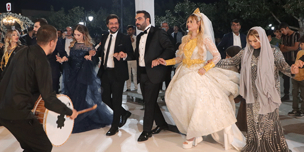 Gelin ayağa kalkmakta zorlandı! Benzerine az rastlanır düğün