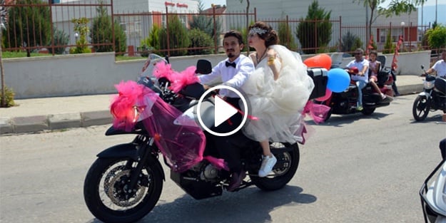 Gelin arabası yerine motosiklet!