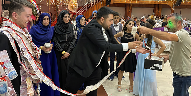 Gelin ve damada 45 metre uzunluğunda para takıldı