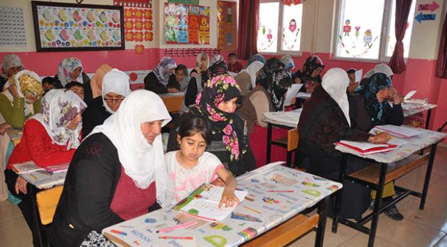 Gelin ve kaynana aynı sırayı paylaşıyor