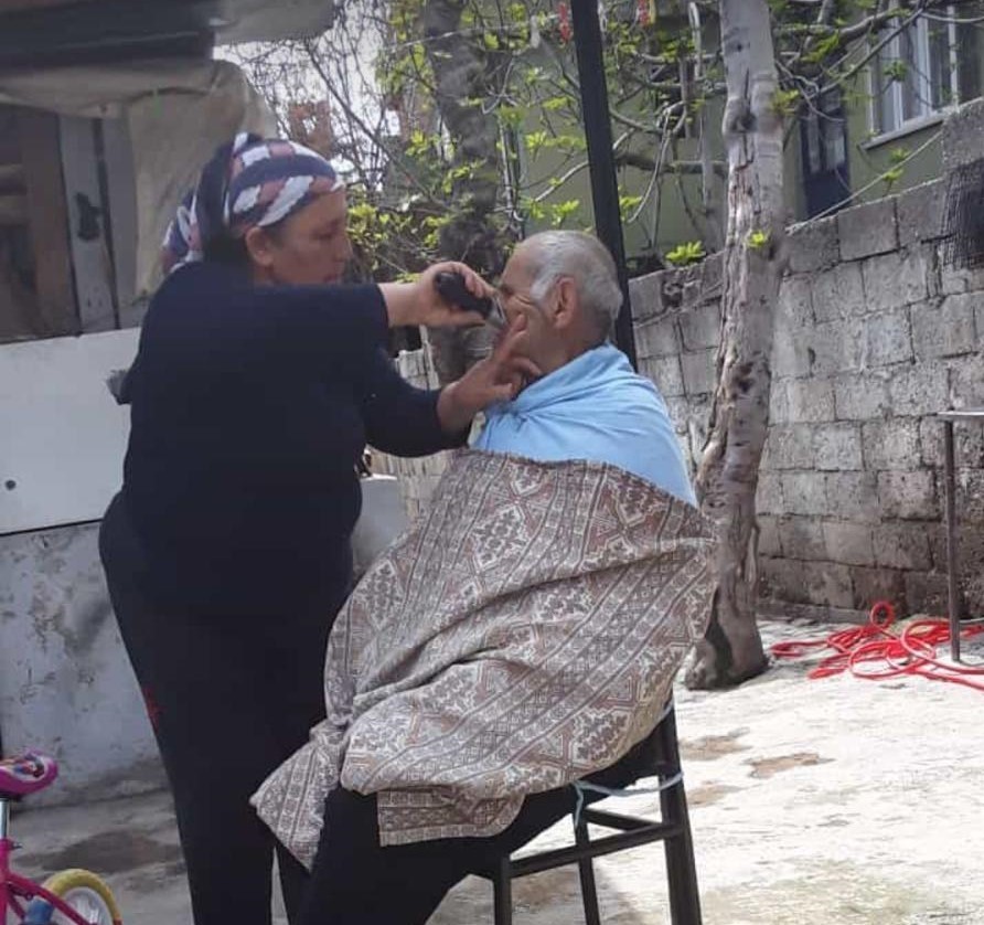 Gelinden kayınbabaya saç tıraşı 