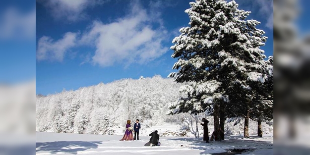 Gelinlik giyen Domaniç dağları fotoğrafçıların gözdesi