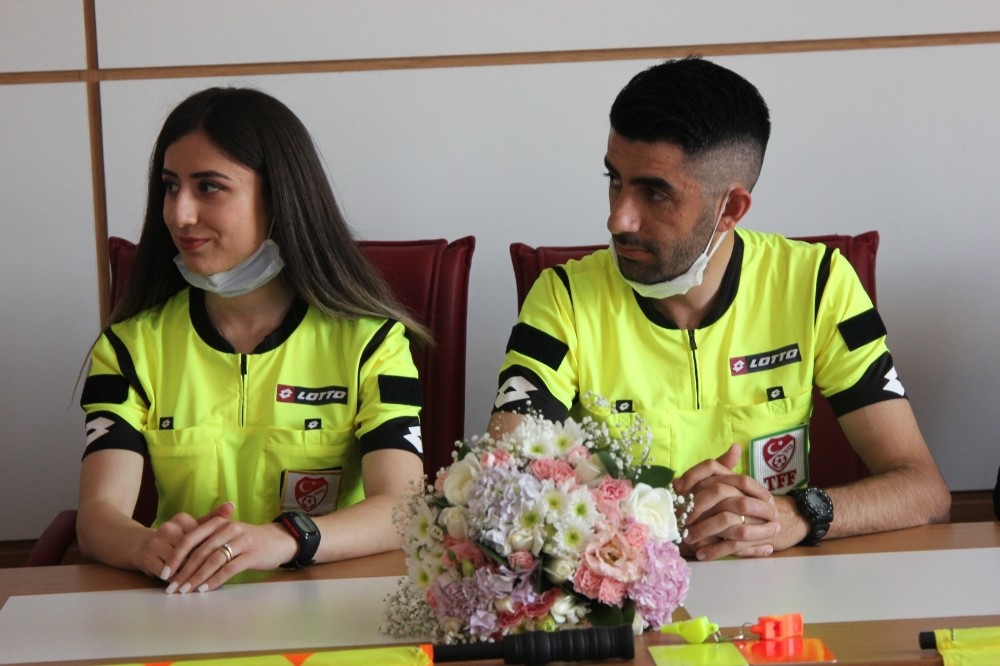 Gelinlik ve damatlık yerine hakem forması giydiler 