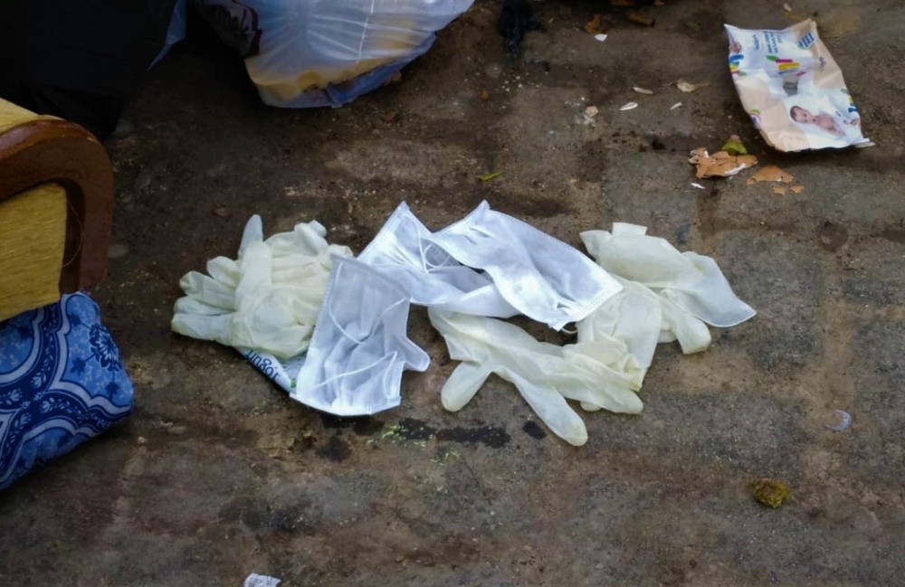 Gelişigüzel atılan maske ve eldivenler virüs riskini artırıyor 