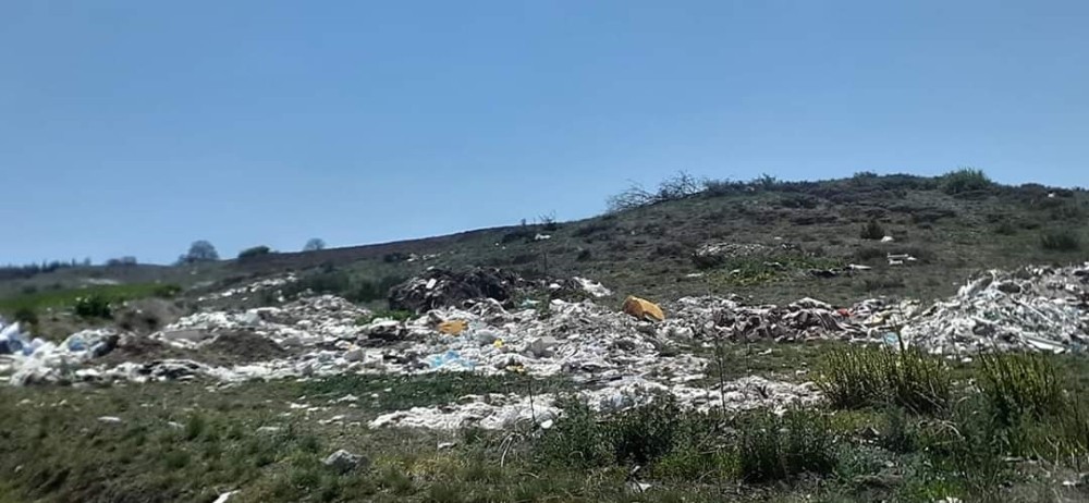 Gelişigüzel dökülen moloz ve harfiyat atıklarının çirkinliği sürüyor 