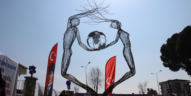 Gelişme var: CHP uzaya çıkmadan dünyayı gösteren heykel yaptı(!)