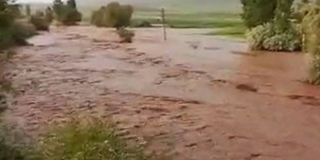 Sel suları köprüyü yuttu! Korku dolu anlar anbean kaydedildi