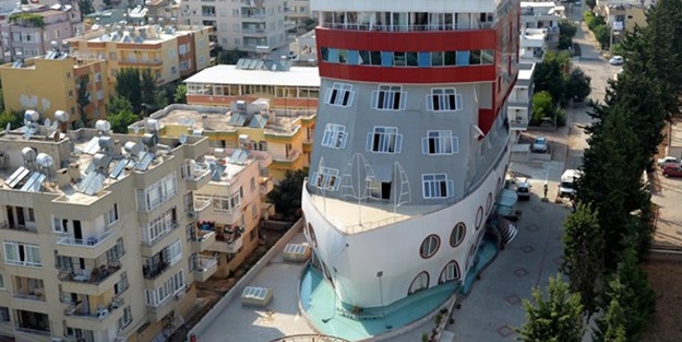 Gemi şeklindeki bina tartışma konusu oldu