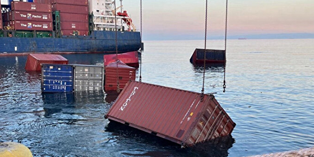 Gemiden denize konteynerler düştü! Liman trafiğe kapatıldı