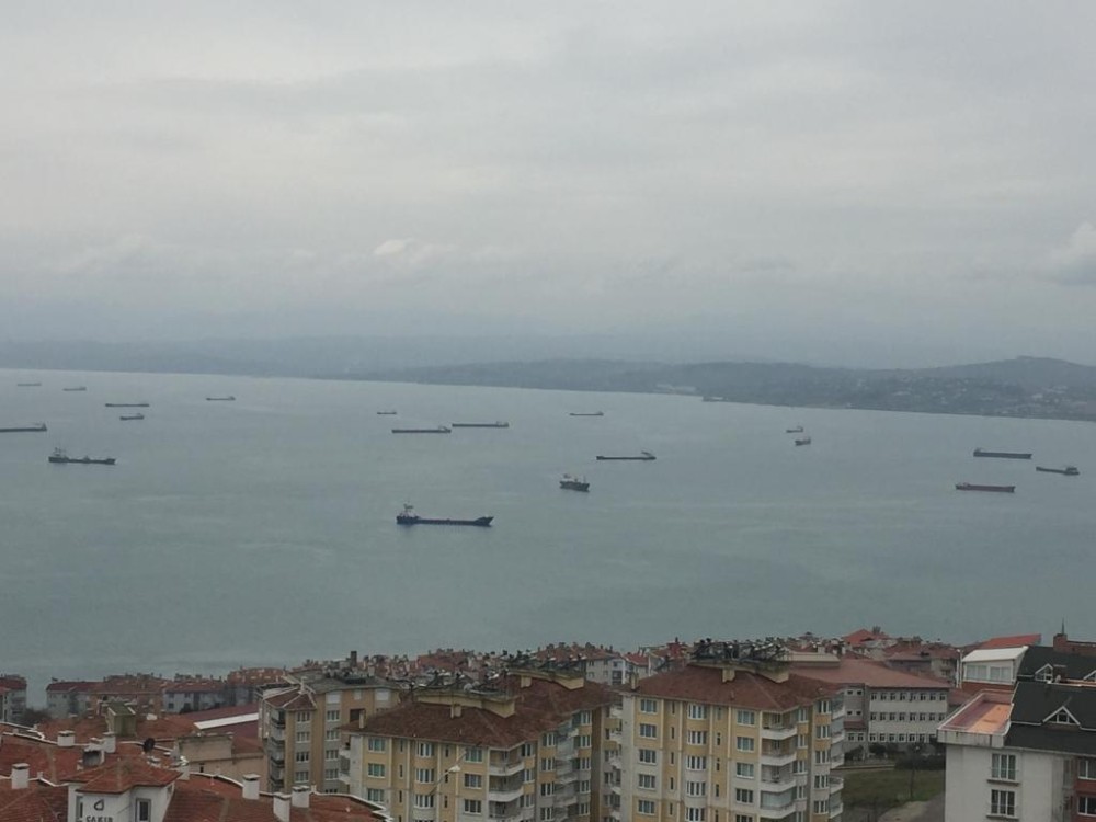 Gemiler fırtına dolayısıyla limana demirledi 