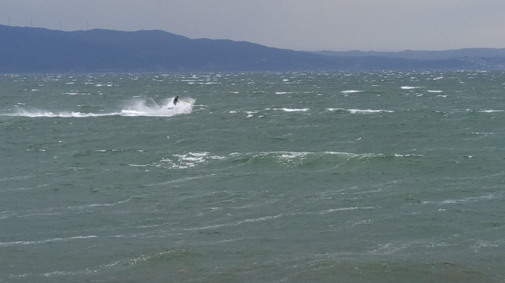 Gemileri bile sürükleyen fırtınada jet ski ile dalgalara meydan okudu 