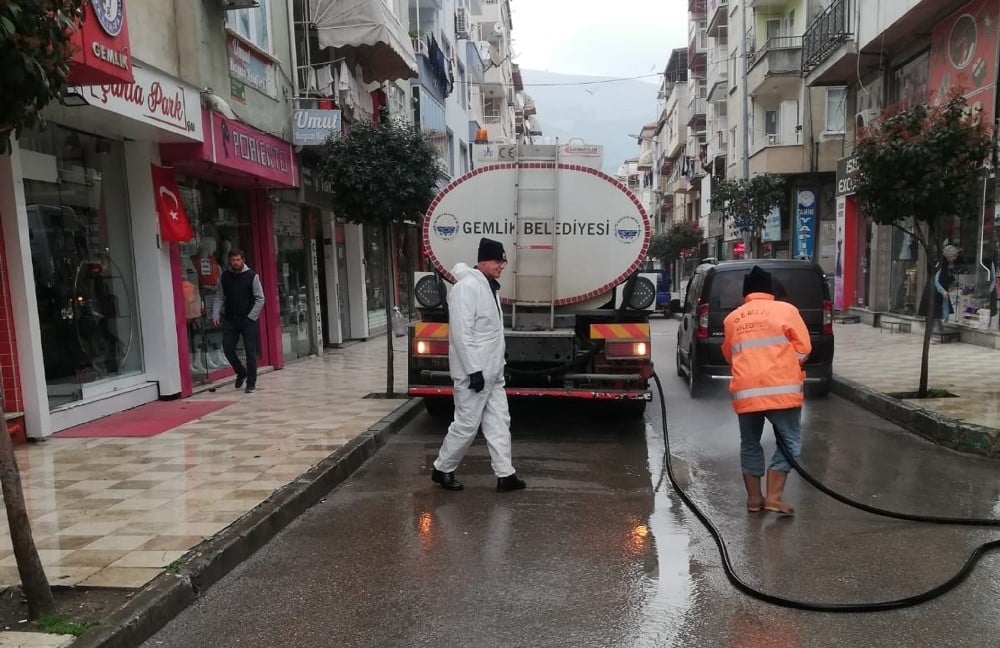 Gemlik Belediyesi ekipleri görev başında 