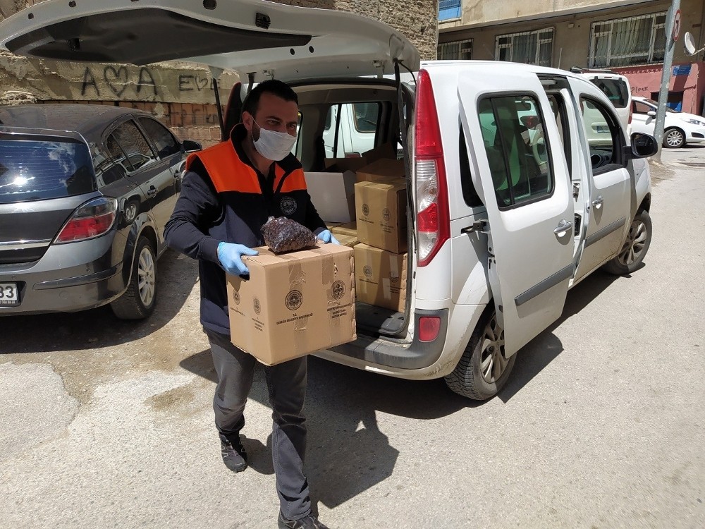 Gemlik Belediyesi’nden binlerce erzak paketi desteği 