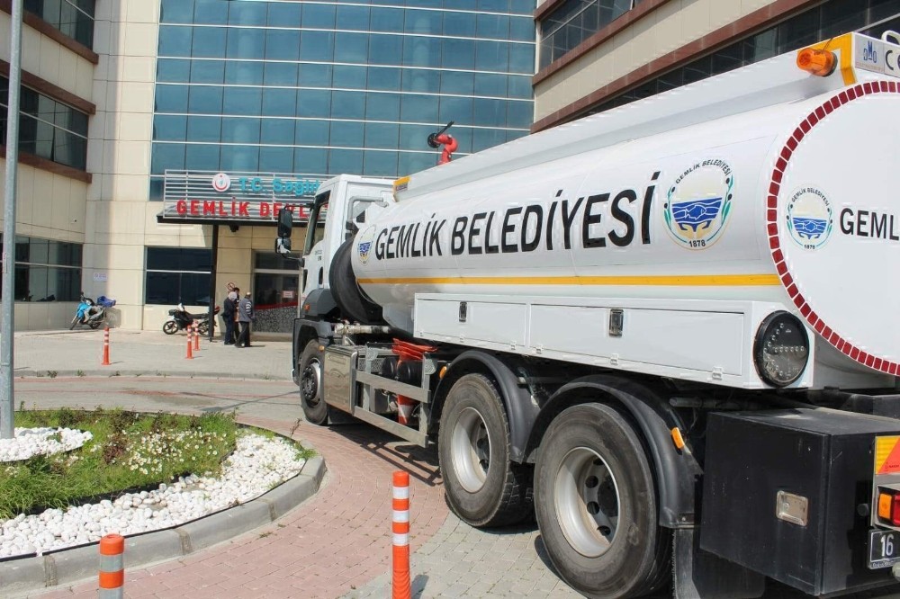 Gemlik Belediyesi’nden kurumlara dezenfeksiyon desteği 
