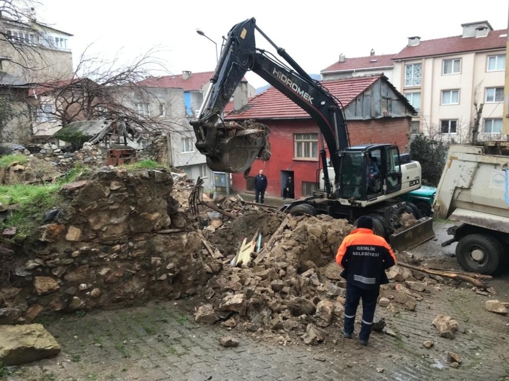 Gemlik Belediyesi’nden metrûk bina temizliği 