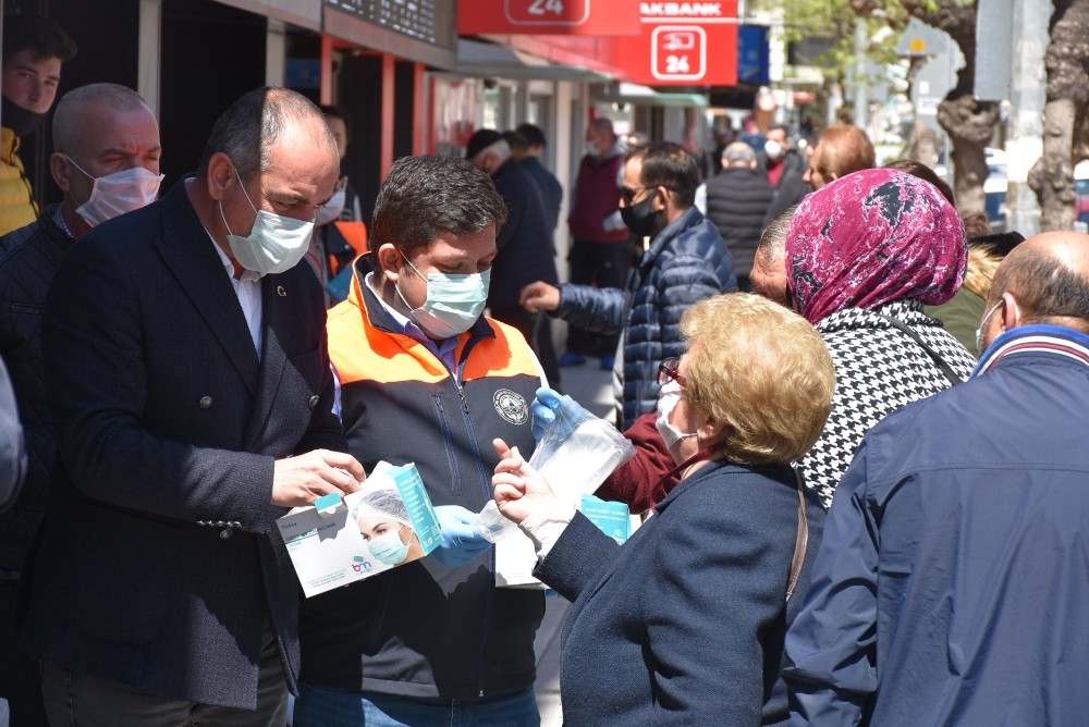 Gemlik Belediyesi’nden vatandaşlara 200 bin maske 