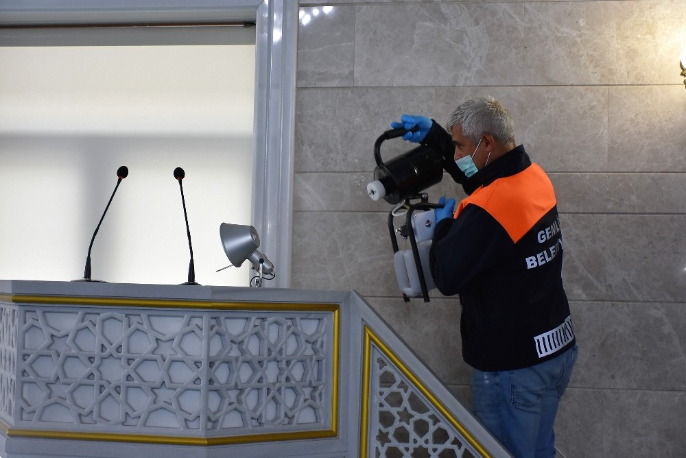 Gemlik’te camiler dezenfekte ediliyor 