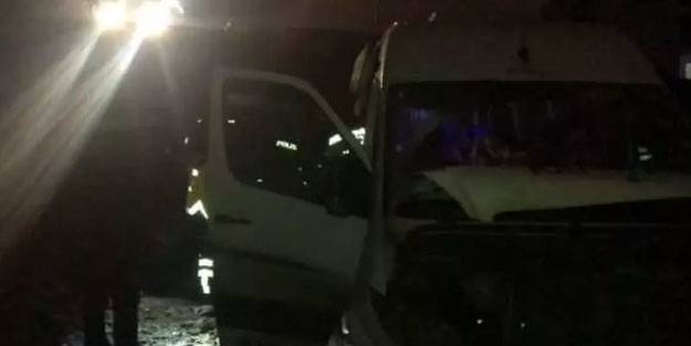 Gemlik’te fabrika işçilerini taşıyan minibüs kaza yaptı