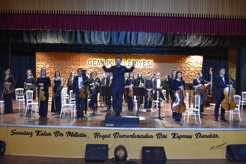 Gemlik’te ilk kez senfoni orkestrası sahne aldı 
