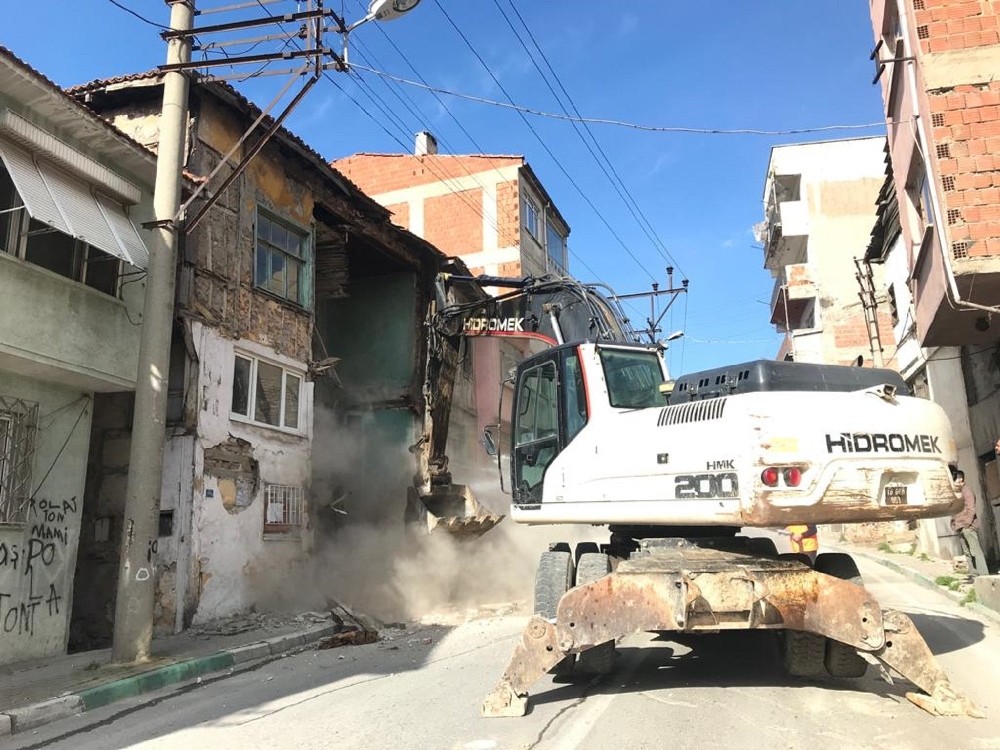 Gemlik’te metruk bina yıkımı devam ediyor 