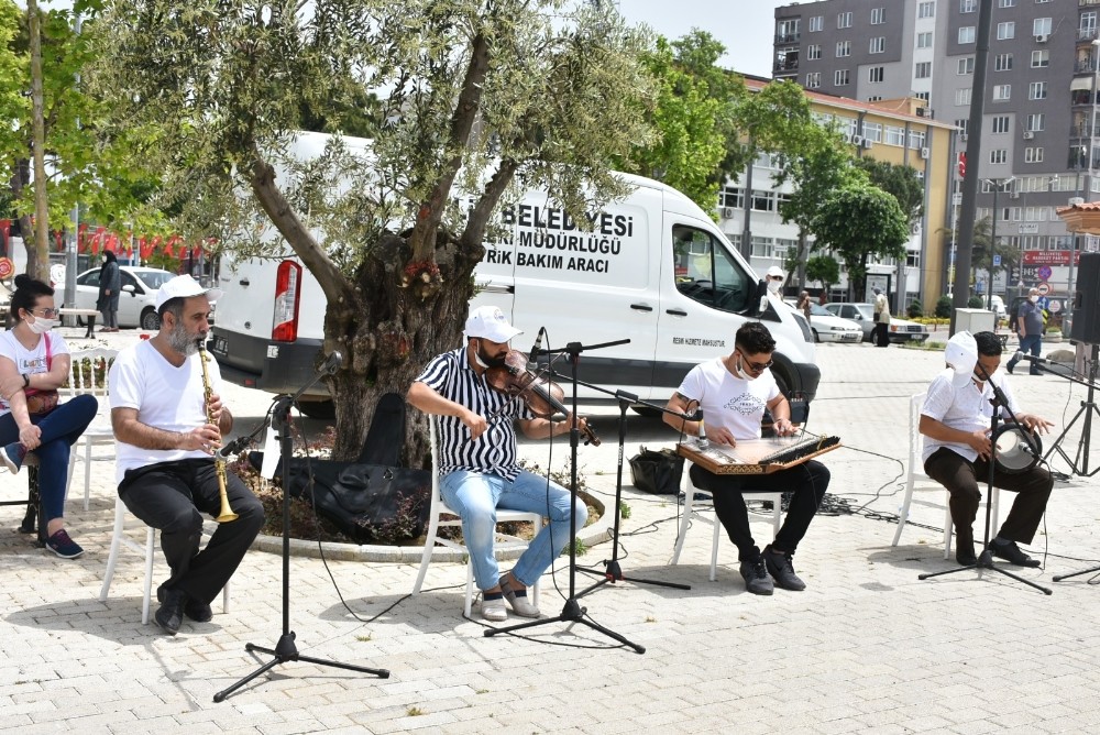 Gemlik’te sokağa çıkan vatandaşlara müzik ziyafeti 
