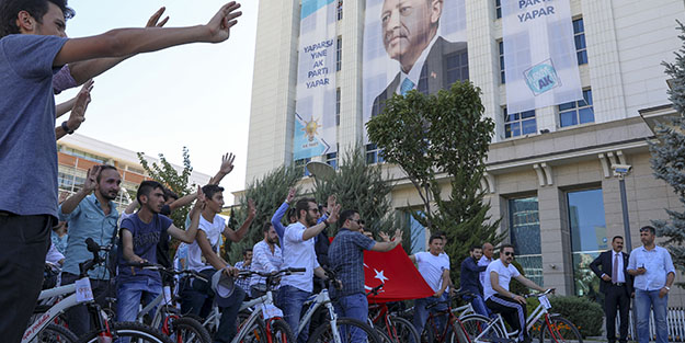 Genç AK Partililerden genç işi kutlama