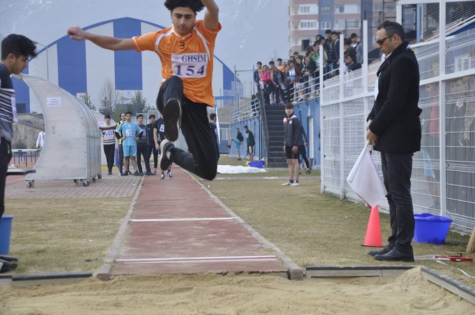 Genç atletler okullar arası müsabakalarda piste çıktı 
