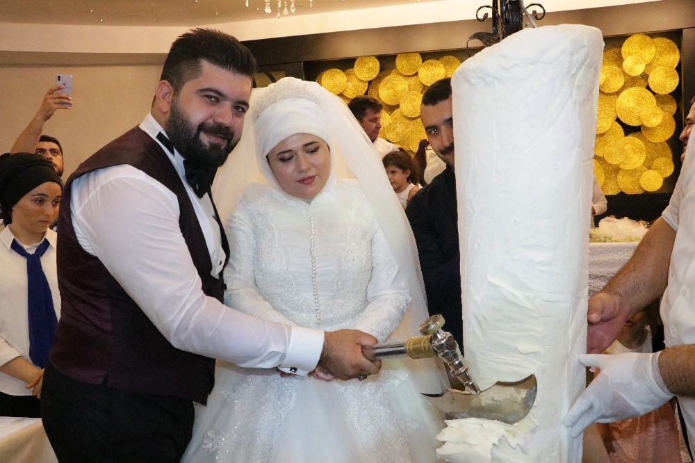 Genç çift, düğünde pasta yerine Maraş dondurması kesti 
