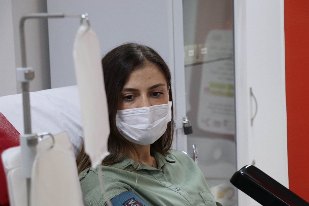 Genç doktor koronayı yenip plazma bağışçısı oldu 