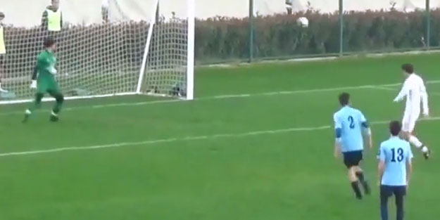 Genç futbolcudan görülmemiş davranış! Haksız penaltıyı dışarı attı
