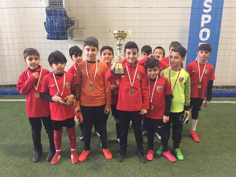 Genç futbolculardan 23 Nisan şiiri 