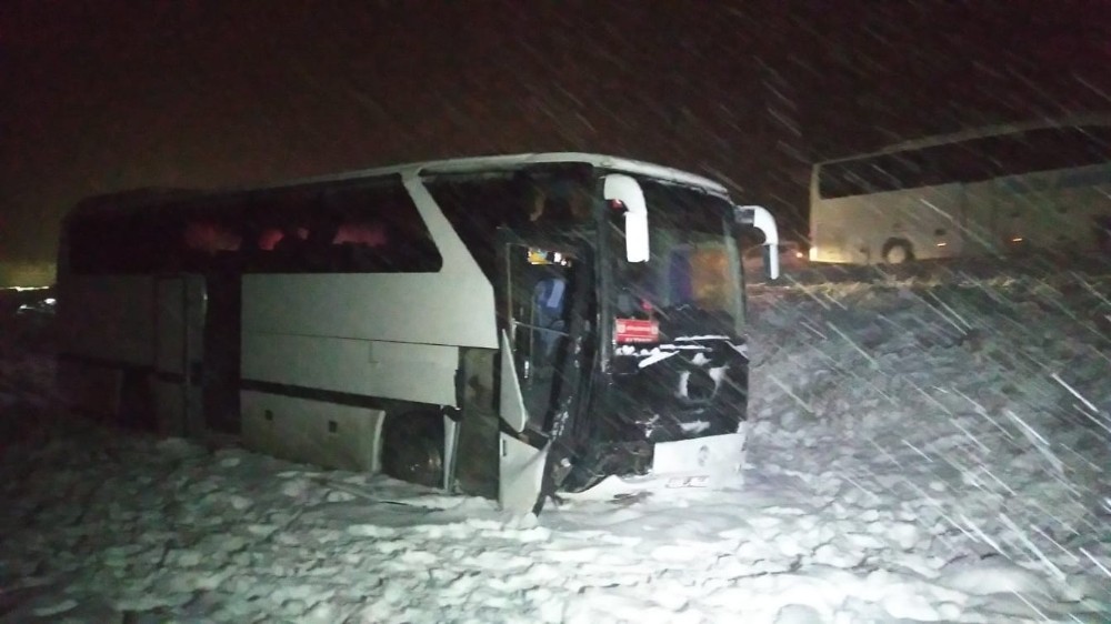 Genç futbolcuları taşıyan otobüs yoldan çıktı: 7 yaralı 