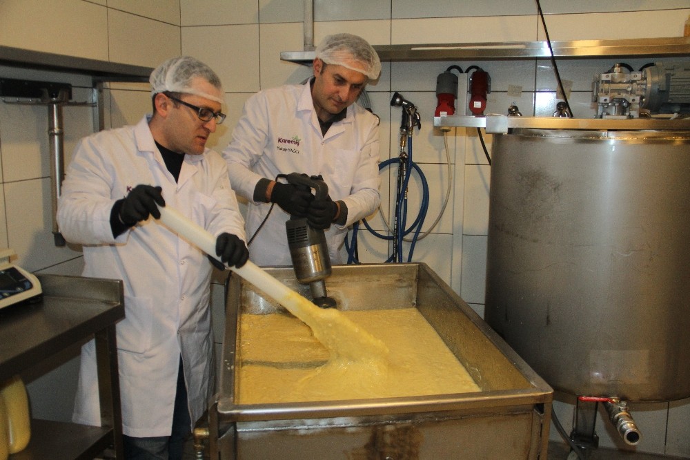 Genç girişimci geleneksel bozayı çocuklar için renklendirdi 