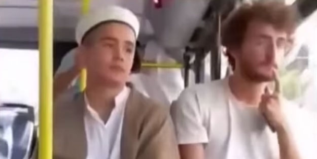 Genç hafız otobüsdeki edepsizliğe sabırla cevap verdi