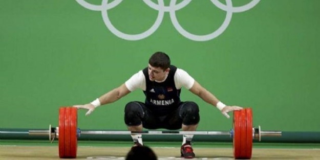 Genç haltercinin kolu ters döndü